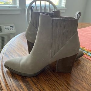 Tan boots size 6 1/2 fit more like 7.